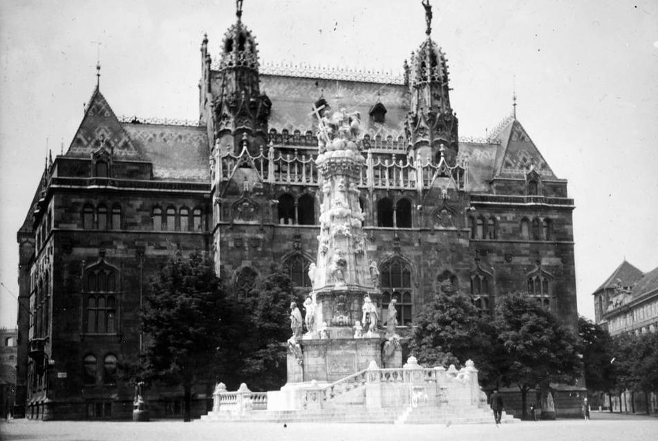 A Pénzügyminisztérium régi épülete a Szentháromság téren, 1934., forrás: Fortepan