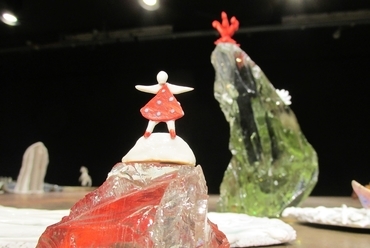 Stop-motion animation road-movie stills – porcelánból és egyéb anyagokból - Ráthonyi Kinga kiállítása