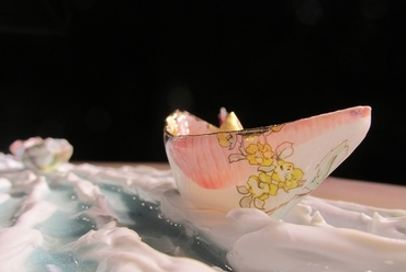 Stop-motion animation road-movie stills – porcelánból és egyéb anyagokból - Ráthonyi Kinga kiállítása