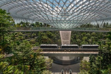 A Moshe Safdie által tervezett Changi Airport. 