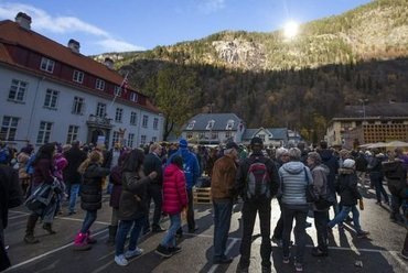 A tükör leginkább a főteret világítja meg. 