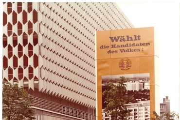 Választási plakát a Centrum áruházzal az Alexanderplatzon, 1981. Kép © Bundesarchiv, Inv.-Nr.: SM 2018-01476,14 (az Ost-Berlin. Die halbe Hauptstadt című kiállítás jóvoltából)