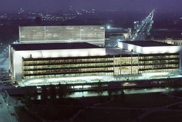 A Palast der Republik hátsó homlokzata. Előtte a Külügyminisztérium és a kivilágított Unter den Linden. Fotó: Ulrich Kohls, 1976. Forrás: Bundesarchiv, azonosító szám: 183-R0821-400