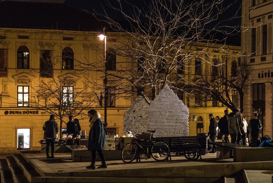 Pécsi építészhallgatók installáción hívják fel a figyelmet a hajléktalanságra
