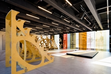Bauhaus Museum Dessau, a földszinti Open Stage, Rita McBrida Arena című installációjával. Kép: Stiftung Bauhaus Dessau; fotó: Thomas Meyer/OSTKREUZ, 2019