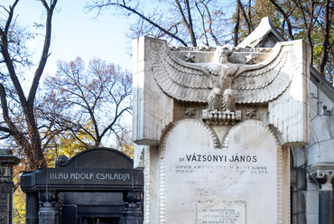 A Maróti Géza tervezte, felújított Vázsonyi-síremlék a Salgótarjáni úti temetőben. Fotó: Kedves Zsófia