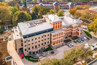 A műemléki védelem alatt álló kaposvári Csiky Gergely színház rekonstrukciója (Fotó: Arker)