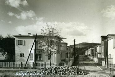  A Napraforgó utcai kísérleti lakótelep a megnyitás idején, Budapest, 1931 © MÉM MDK Magyar Építészeti Múzeum, fotó: Bánó Ernő, 1931