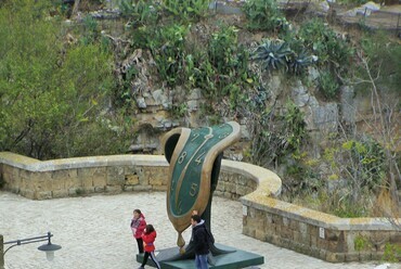 Sasso Caveoso, a via Madonna delle Virtu Salvador Dalí Az óra tánca című művével. Fotó: Lampert Rózsa