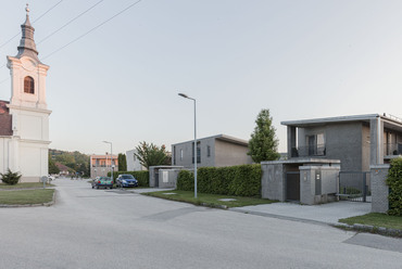  Gyermely településközpont épületei, szolgálati lakások - terv: Gereben Marián Építészek - fotó: Danyi Balázs