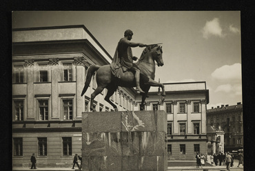 A Szász-palota Józef Poniatowski herceg 1923-ban felállított szobrával. Fotó: a Lengyel Nemzeti Könyvtár gyűjteménye, Polona.pl