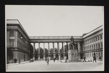 A Szász-palota központi kolonnádja és a Thorvaldsen készítette lovasszobor a két világháború között. Fotó: a Lengyel Nemzeti Könyvtár gyűjteménye, Polona.pl