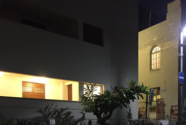 A felújított Liebling-ház Tel-Avivban. Éjszakai látvány. Fotó: Franz Bittenbinder