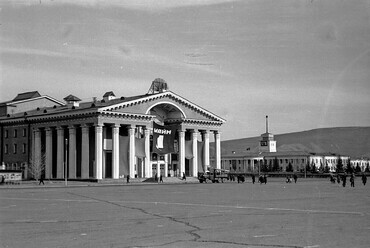 Az Opera- és Balettszínház 1969-ben, még eléggé más városi kontextusban. Fotó: Fortepan, Bagi Gábor / Bagi Róbert felvétele