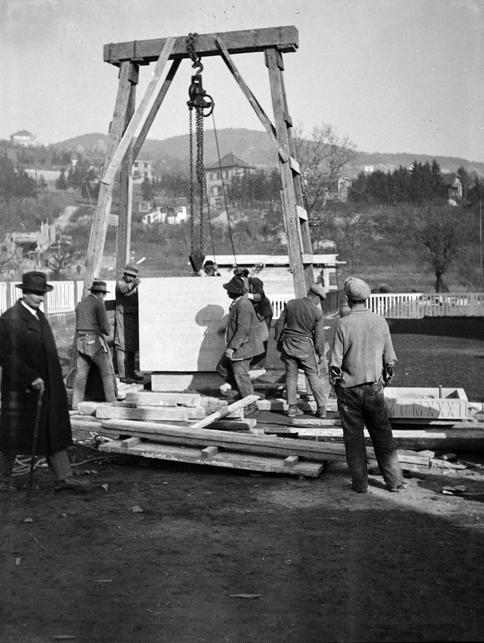 Napraforgó utca, készül a családiház-mintatelep emlékköve, a tervezőknek és az építőknek állít emléket. 1931. Fotó: Fortepan / Lőrinczi Ákos