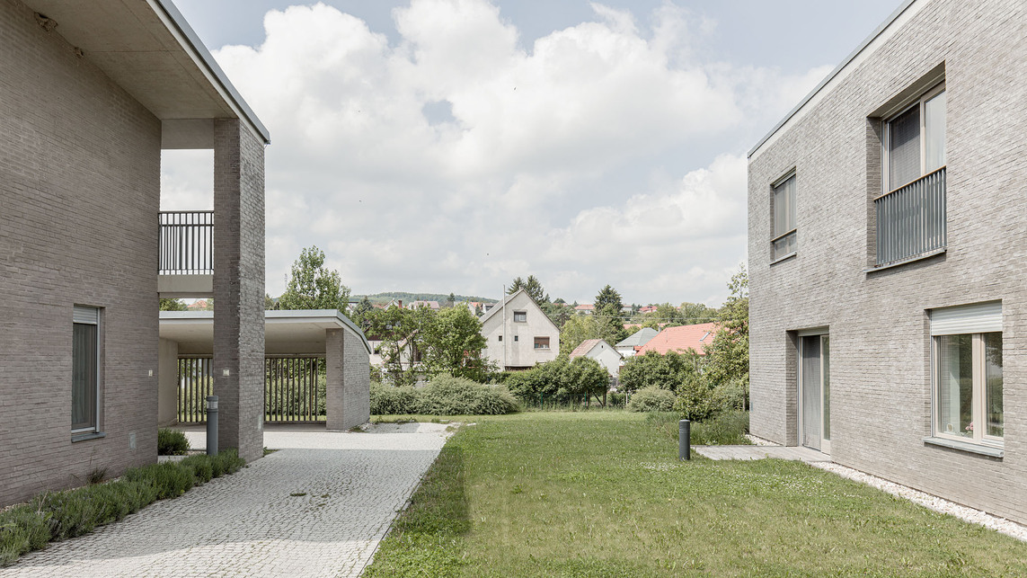  Gyermely településközpont épületei, szolgálati lakások - terv: Gereben Marián Építészek - fotó: Danyi Balázs