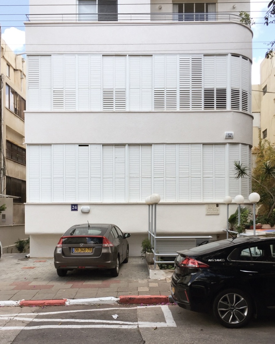 Tel-Aviv, a Fehér Város modern épületei. Fotó: Franz Bittenbinder