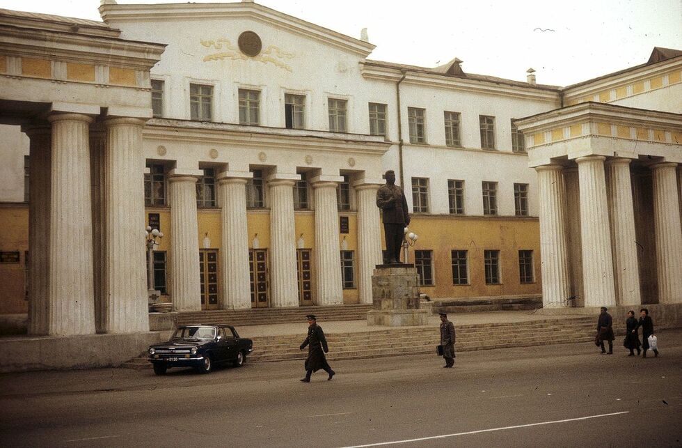 A szintén bontásra ítélt Mongol Nemzeti Könyvtár egy 1971-es felvételen, előtérben az akkor még álló Sztálin emlékmű. Fotó: FORTEPAN / Ormos Imre Alapítvány