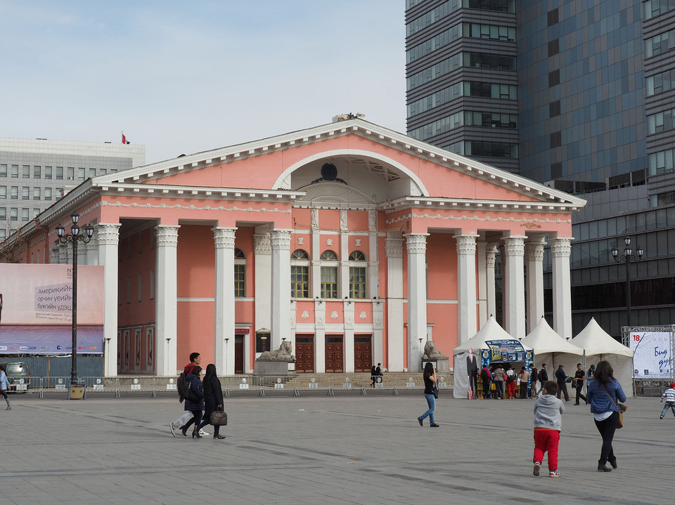 Ugyancsak bontásra jelölték az Állami Opera- és Balettszínház épületét, amely jelenleg a Szühebátor téren áll. Fotó: Laika ac, Wikimedia Commons