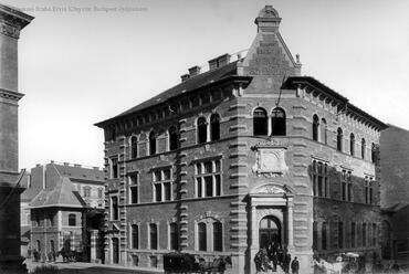 Budapest, Markó utca 22., a Budapesti Önkéntes Mentőegyesület székháza, 1890 körül, tervező: Quittner Zsigmond. Klösz György felvétele (FSZEK Budapest Gyűjtemény)