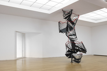 Monika Sosnowska: Lépcső, 2010. Fém, festék, pc, 565 x 250 cm. Fotó: Filipe Braga, Serralves Foundation. A művész, a Foksal Gallery Foundation, a Galerie Gisela Capitain, a Hauser & Wirth, a kurimanzutto, és The Modern Institute hozzájárulásával.