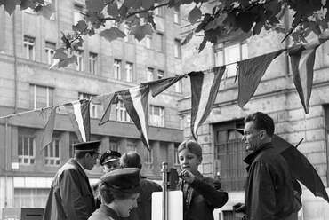 1965. Budapest V. Erzsébet tér, szemben a Harmincad utca torkolata. A Fővárosi Közlekedésbiztonsági Tanács KRESZ versenye. Fortepan, adományozó: Urbán Tamás