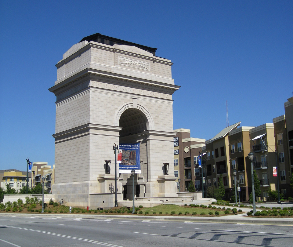 Példa a kortárs klasszicizálásra: a Millennium Gate Museum diadalíve 2008-ban épült fel Atlantában, a helyi CollinsCooperCarusi építésziroda és a brit Robert Adam munkájaként. Fotó: Chris Yunker, via Wikimedia Commons