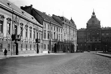 Balra a Külügyminisztérium épülete, Forrás: Fortepan, Adományozó: Archiv für Zeitgeschicte eth Zürich, Agnes Hirschi/Carl Lutz felvétele  