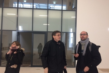 Skardelli György a Puskás Aréna szerkesztőségi bejárásán Fürdős Zsanett kollégáink és Hartmann Gergely építész, szakíró társaságában.