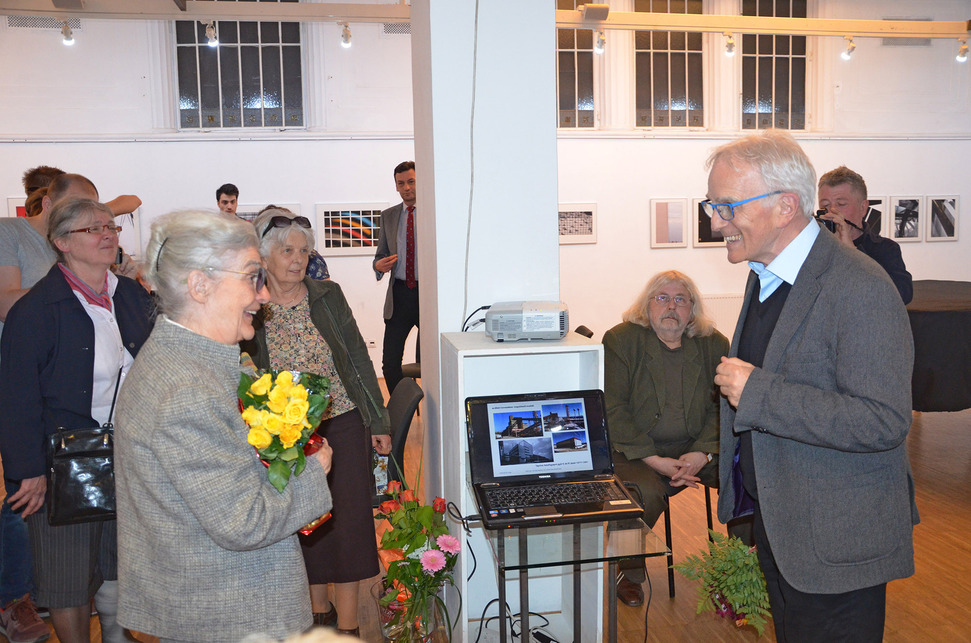 Cs. Juhász Sára Winkler Barnabással a 90. születésnapján tartott köszöntésen, a Fugában. Fotó: Böjthe Csaba