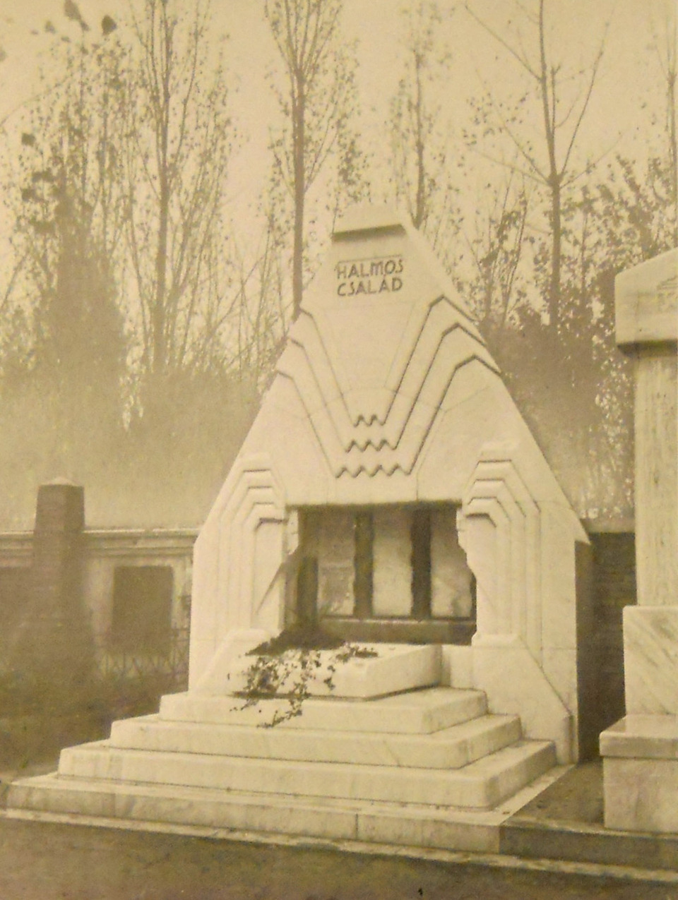 Halmos Izor síremléke,Budapest, Kozma utcai izraelita temető. Magyar Iparművészet 1910. XIII. 9. sz. 345.