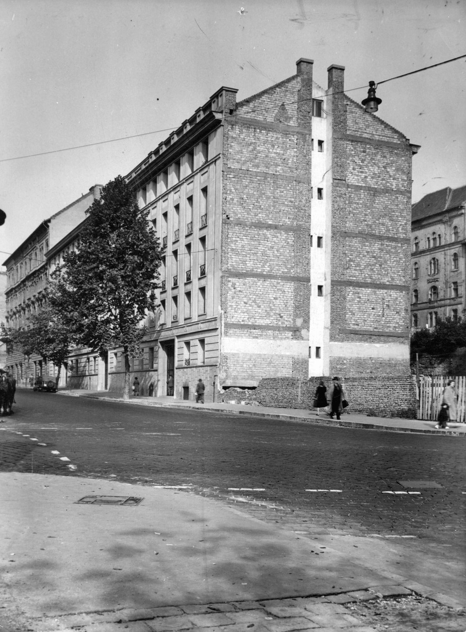 Az Attila út - Alagút utca kereszteződése 1959-ben, a foghíj beépítése előtt. Fortepan / Budapest Főváros Levéltára. Levéltári jelzet: HU_BFL_XV_19_c_11