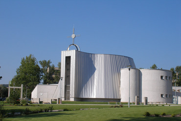 Justus Dahinden: Assisi Szent Ferenc templom, Pozsony, Szlovákia (2002). Fotó: Jozef Kotulič, Wikimedia Commons