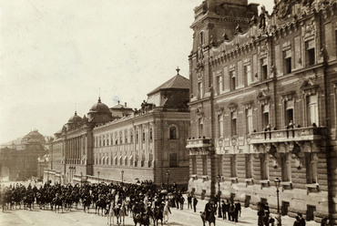 A királyi palota a Gellérthegy felől az épülő lovardával, 1900 körül. Fortepan / Budapest Főváros Levéltára. Levéltári jelzet: HU.BFL.XV.19.d.1.08.093.