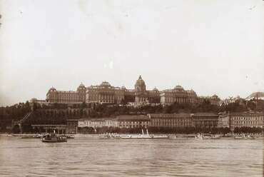 A királyi palota a Dunáról nézve, 1905. Fortepan / Budapest Főváros Levéltára. Levéltári jelzet: HU.BFL.XV.19.d.1.08.057.