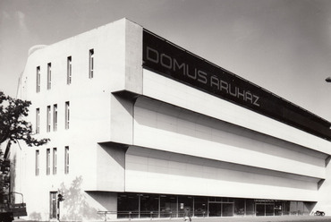 Az épület homlokzata 1974-ben. Fotó: Angyalföldi Helytörténeti Gyűjtemény