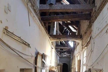 A zágrábi Iparművészeti Múzeum beszakadt folyosója a 2020-as földrengést követően. Fotó: MUO - Muzej za umjetnost i obrt / Museum of Arts and Crafts Facebook-oldal