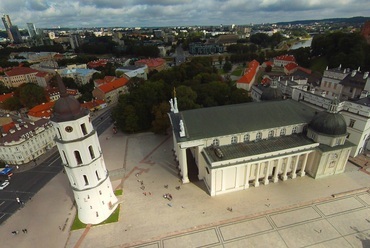 Vilnius, a székesegyház a harangtoronnyal és a főhercegi palotával. Fotó: Albert040397, Wikimedia Commons