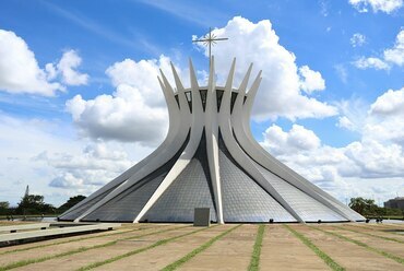 A brazíliavárosi székesegyház. Oscar Niemeyer, 1958-1970. Fotó: Bandako, Wikimedia Commons