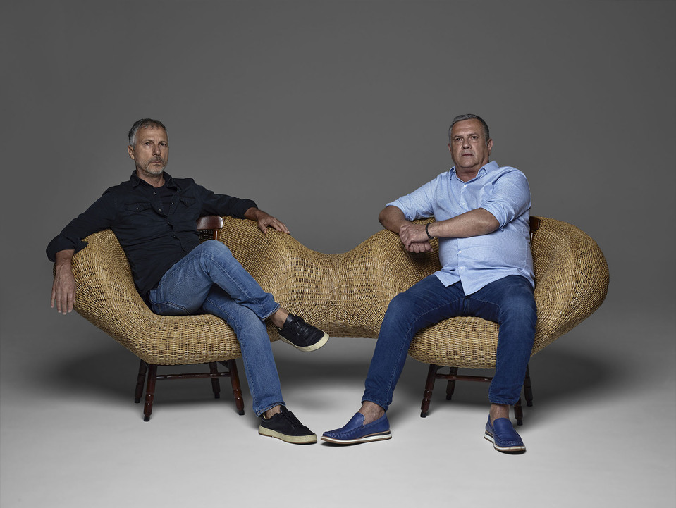 Humberto és Fernando Campana az általuk tervezett Dois Irmãos (Két fivér) ülőbútorban. Fotó: Bob Wolfenson, az Estudio Campana jóvoltából