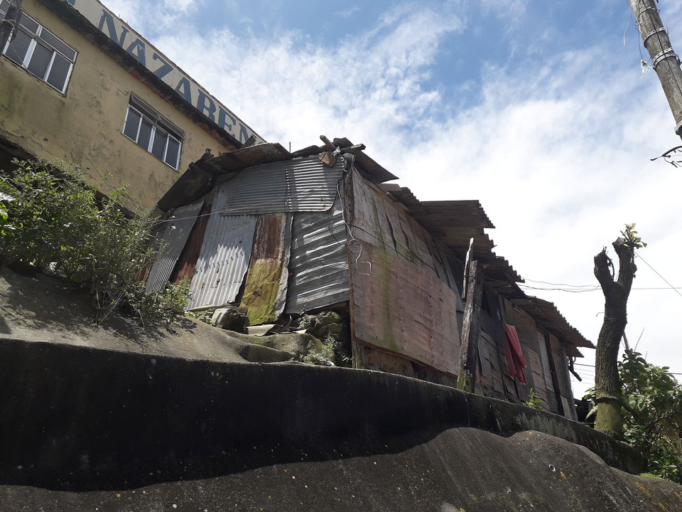 Favela Santa Marta, a legkorábbi házak egyike, a háttérben a római katolikus templom részlete. Paár Eszter Szilvia felvétele, 2019.