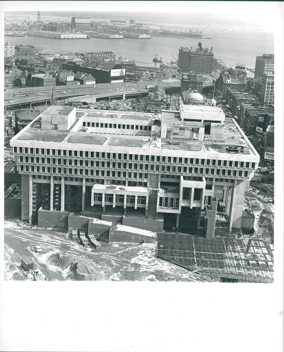 A bostoni városháza az építés idején, 1968 körül. Forrás: Boston Redevelopment Authority (c) City of Boston, via Wikimedia Commons 
