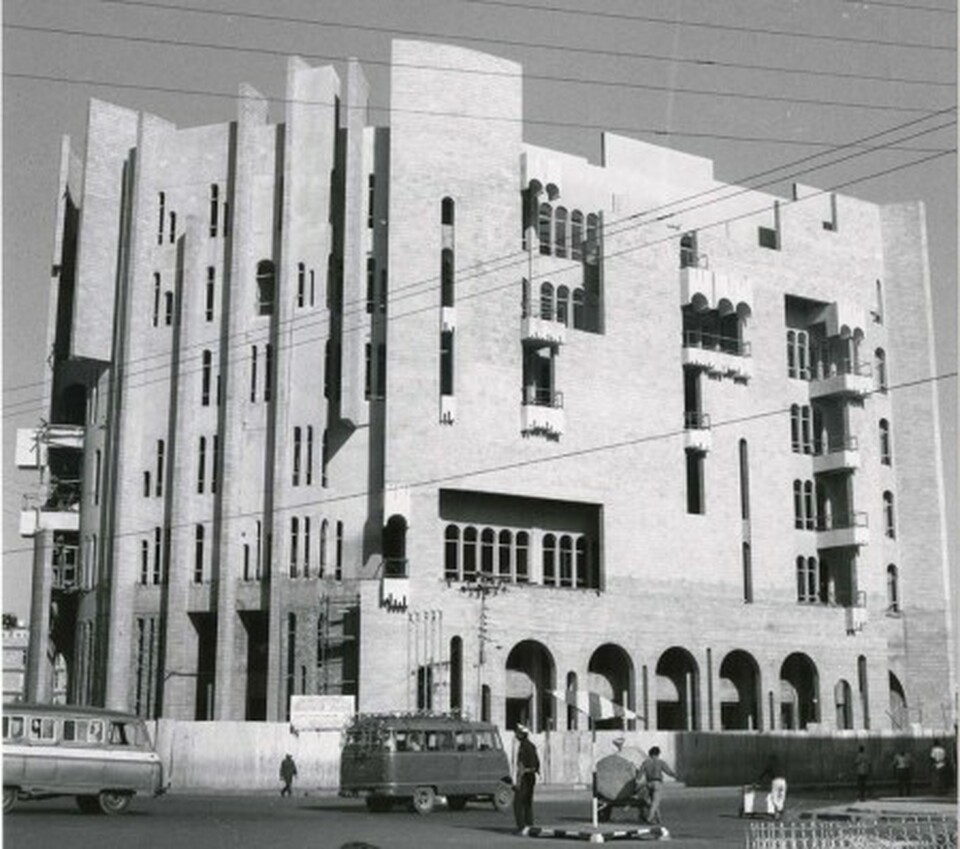 A Nemzeti Biztosító Társaság épülete Mosulban, amelyet később az ISIS használt. Későbbi funkciója miatt végül lebontották., Fotó forrása: middleeastarchitect.com/ Arab Image Foundation