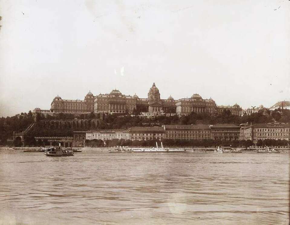 A királyi palota a Dunáról nézve, 1905. Fortepan / Budapest Főváros Levéltára. Levéltári jelzet: HU.BFL.XV.19.d.1.08.057.