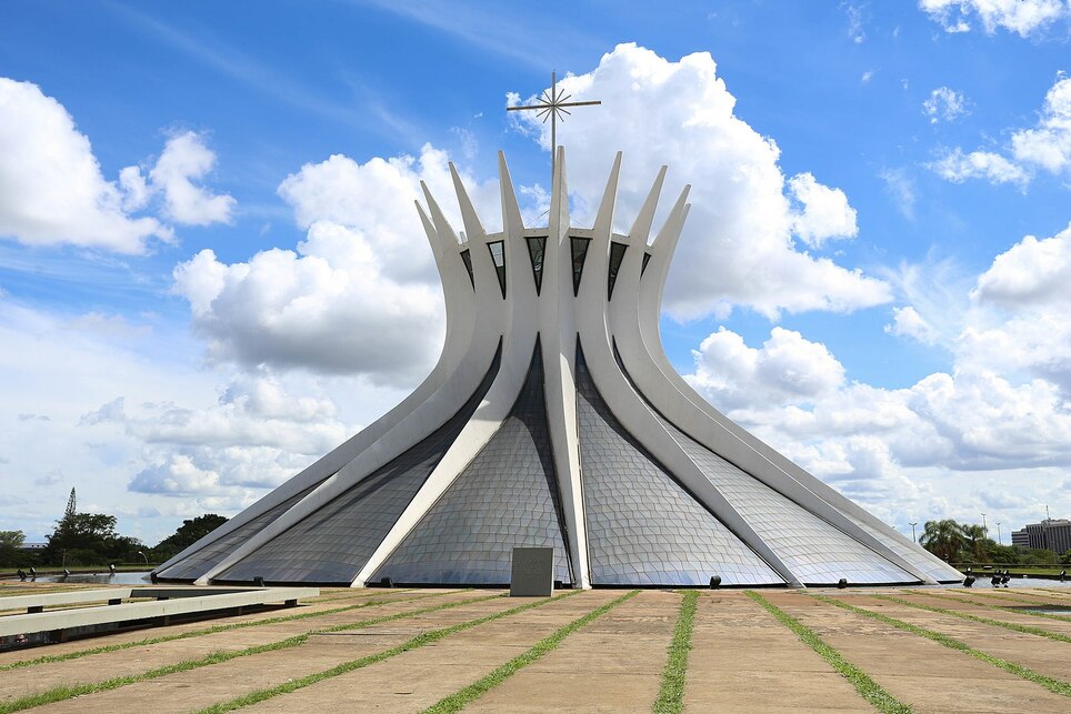 A brazíliavárosi székesegyház. Oscar Niemeyer, 1958-1970. Fotó: Bandako, Wikimedia Commons