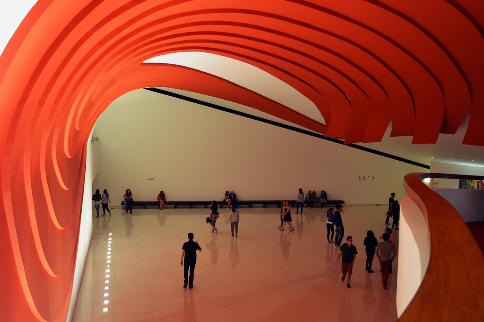 Auditório Ibirapuera, belső tér. A falon Tomie Ohtake alkotása látható. Fotó: Diana Amorim. Forrás: Wikimedia Commons