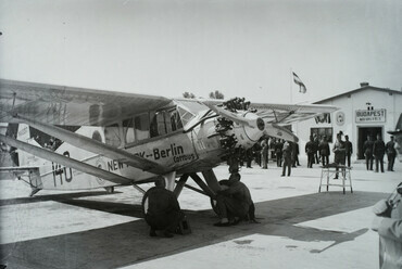 A Mátyásföldi repülőtér 1927-ben, Chamberlin és Levine óceánrepülők Wright-Bellanca típusú repülőgépe (Fotó: Magyar Műszaki és Közlekedési Múzeum, Fortepan)