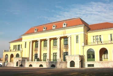 Dorog, Munkásotthon (ma: Művelődési Ház), tervező: Fleischl Róbert. Forrás: Wikipedia/Rovi, CC BY-SA 3.0)