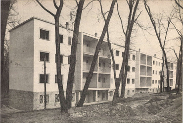 Tatabánya, bányászlakóházak (ma a Ságvári lakótelep részei) 1949-ből, tervező: Fleischl Etelka, Fleischl Gyula és Major Máté. Forrás: Új Építészet, 1949/1-3., 17. és 19. o.