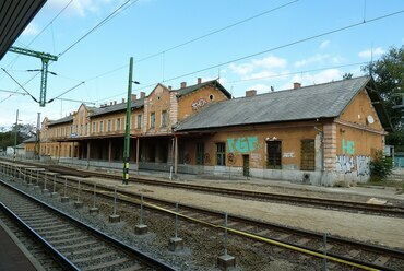 A kelenföldi pályaudvar egykori utasfelvételi és forgalomirányító épülete. Fotó: Párkányi Balázs, via Wikimedia Commons